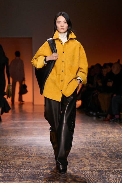 Veste en daim jaune et pantalon en cuir noir aper&ccedil;us sur le d&eacute;fil&eacute; Bottega Veneta&nbsp;