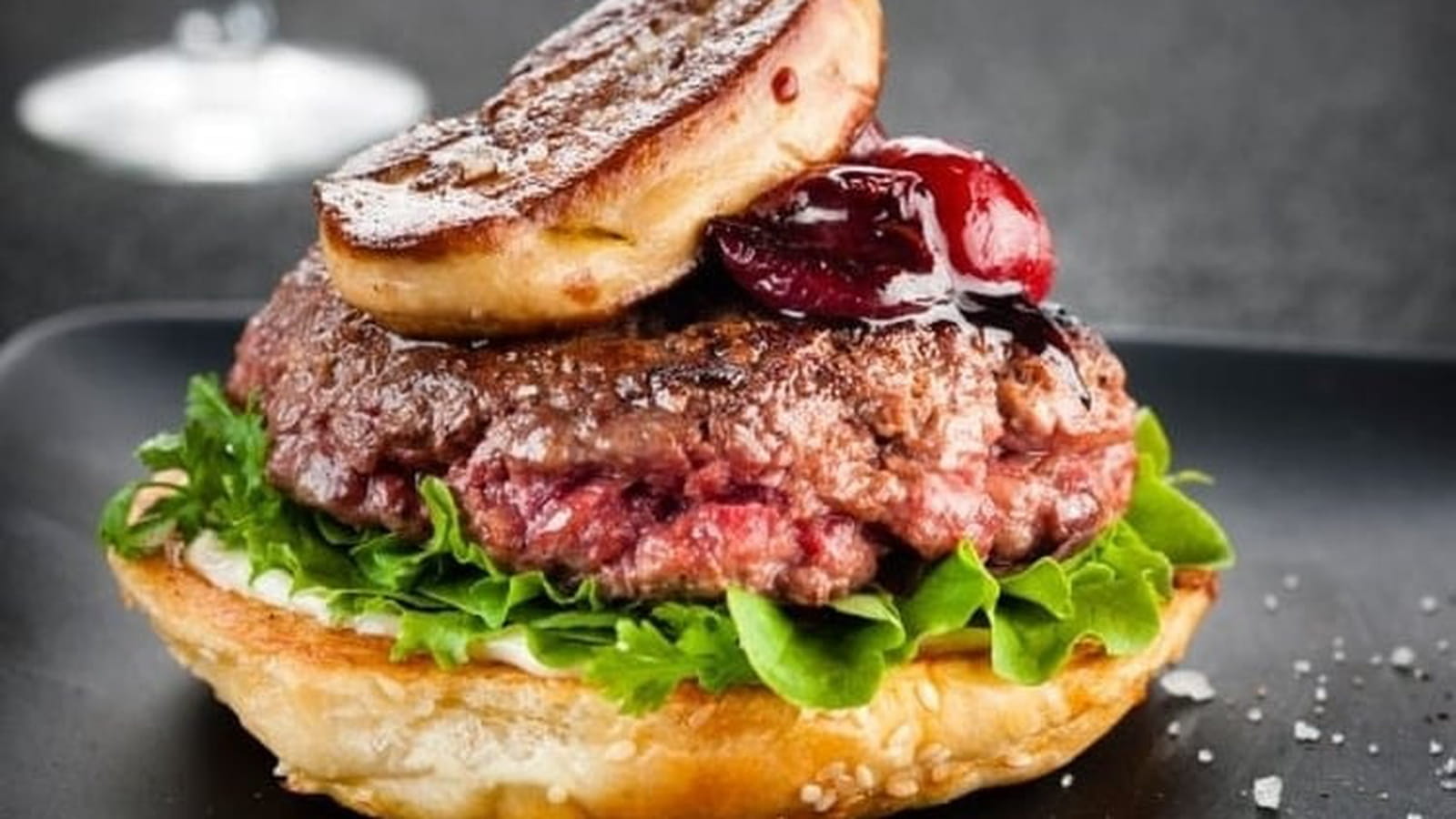 Burger au foie gras et sauce cerise