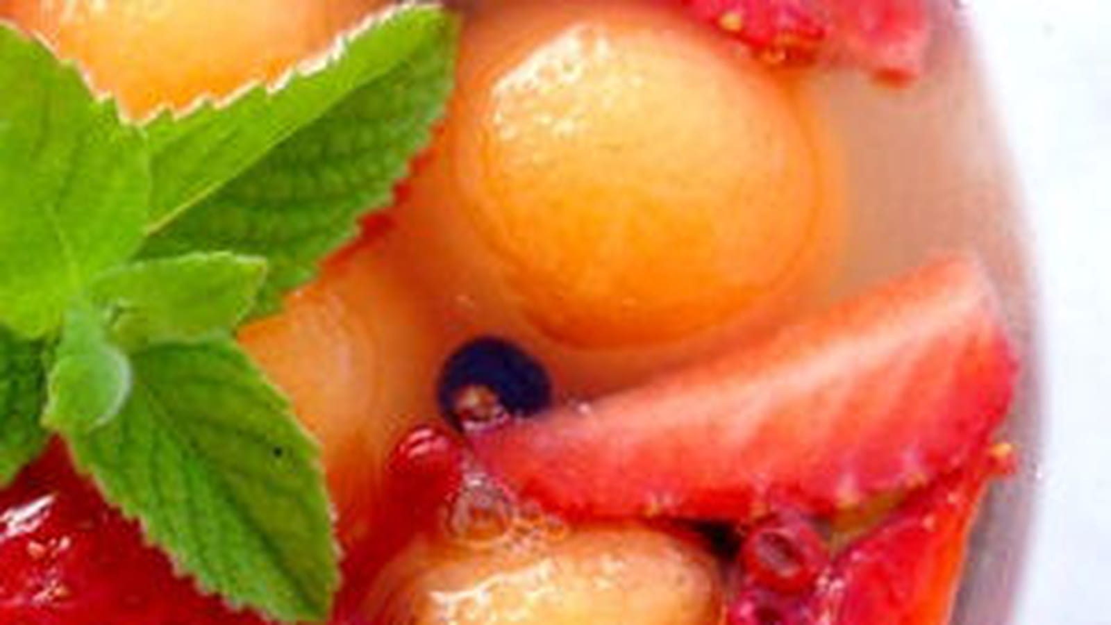 Salade de melon, fraises, cassis au poivre de Sichuan