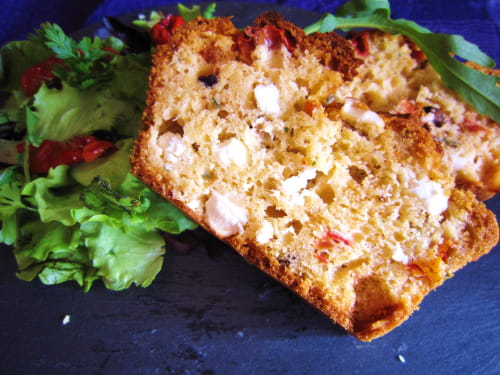 Cake à la feta, olives noires et tomates séchées