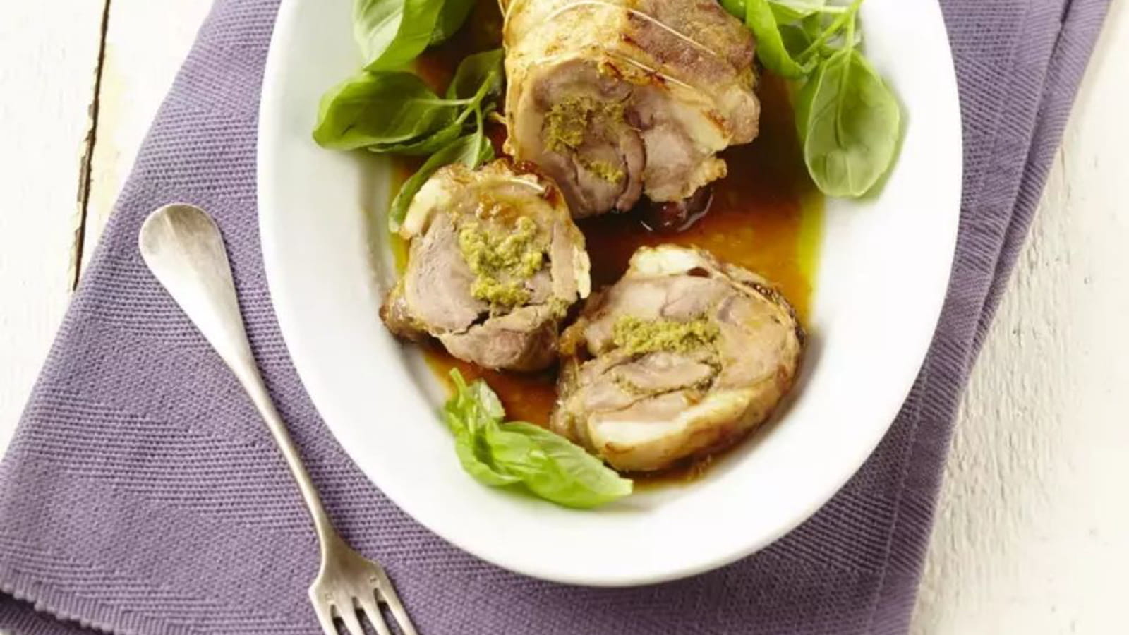 Epaule de chevreau roulée au pesto