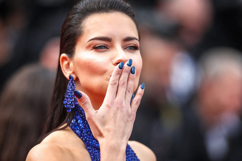 La manucure bleu nuit d'Adriana Lima