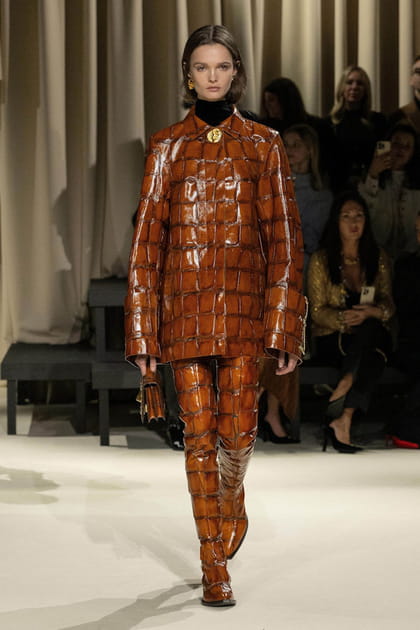 Veste longue en cuir embossé et pantalon coordonné aperçus sur le défilé Schiaparelli