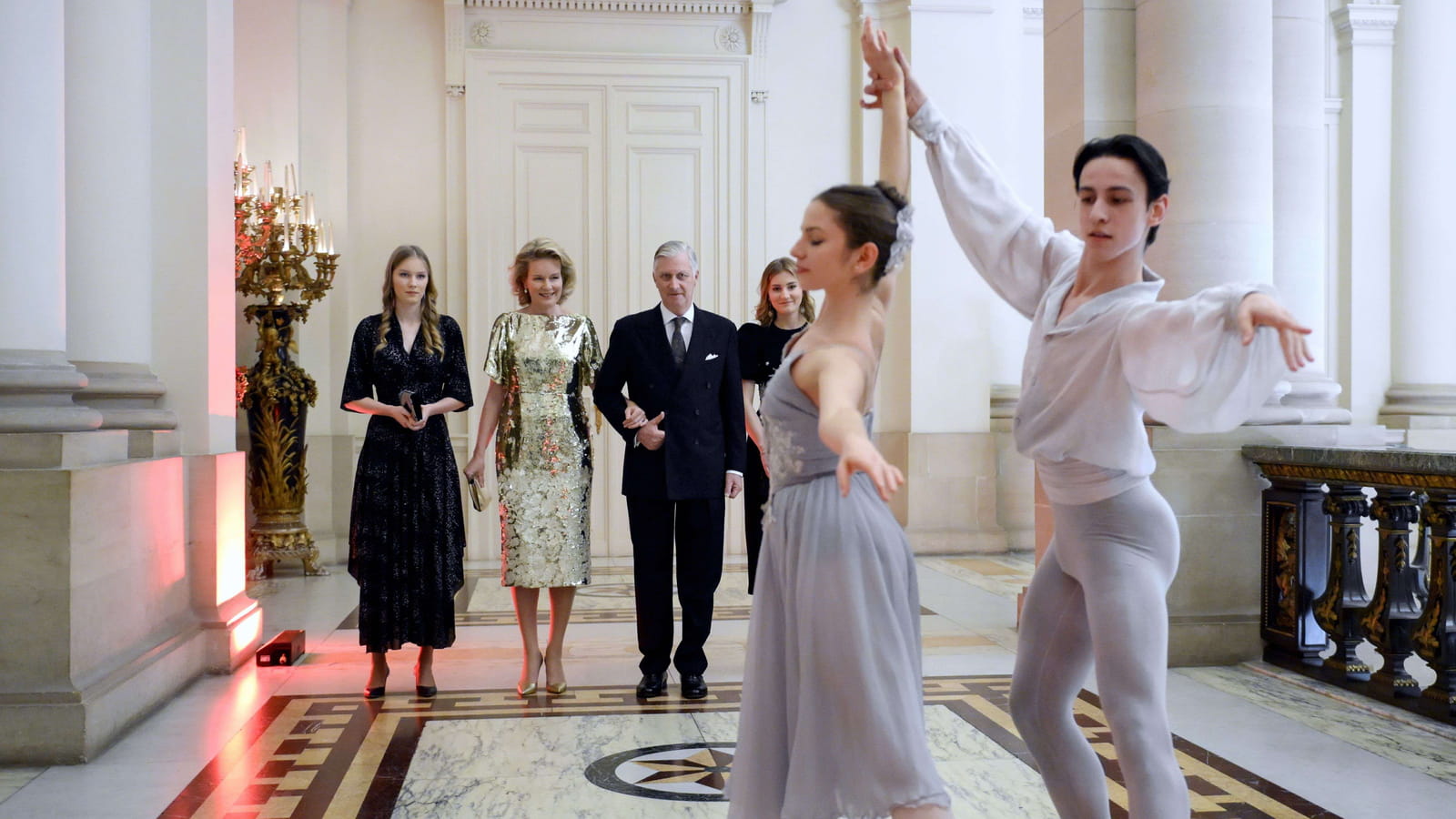 La famille royale de Belgique et les danseurs 