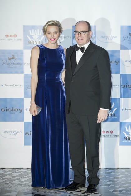 Charl&egrave;ne de Monaco en robe velours bleue