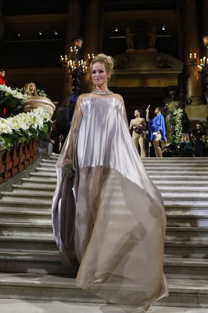Adriana Karembeu en longue robe à jeux de transparences au défilé Stéphane Rolland haute couture automne-hiver 2023-2024