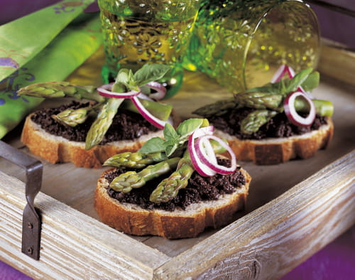Tartines tapenade et asperges