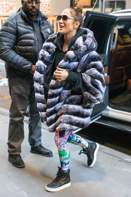 Jennifer Lopez en doudoune et legging