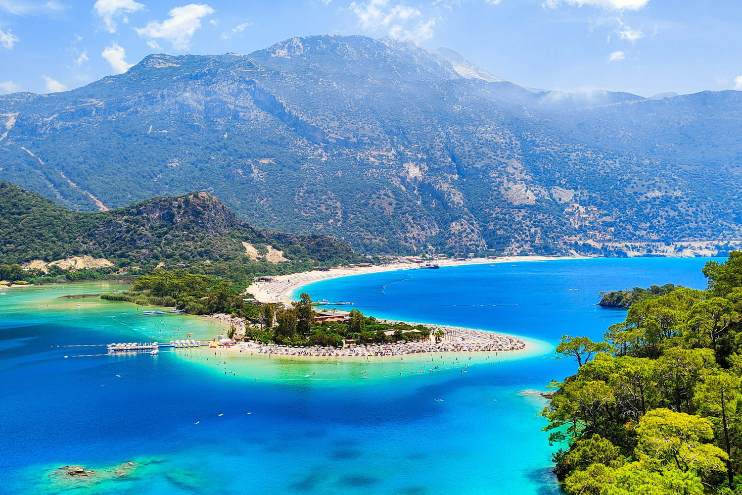 On l'appelle "le Lagon bleu" : cette plage à l'eau cristalline a été élue la plus ensoleillée d'Europe