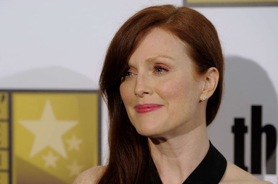 La coiffure one shoulder de Julianne Moore