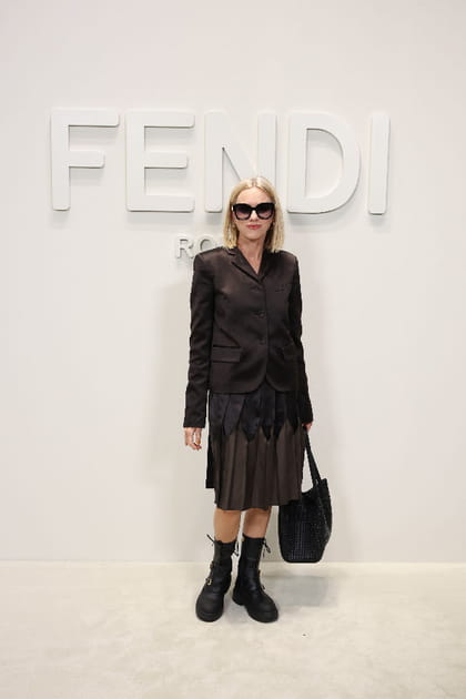 Naomi Watts en veste en cuir noire et jupe bicolore au d&eacute;fil&eacute; Fendi printemps-&eacute;t&eacute; 2024
