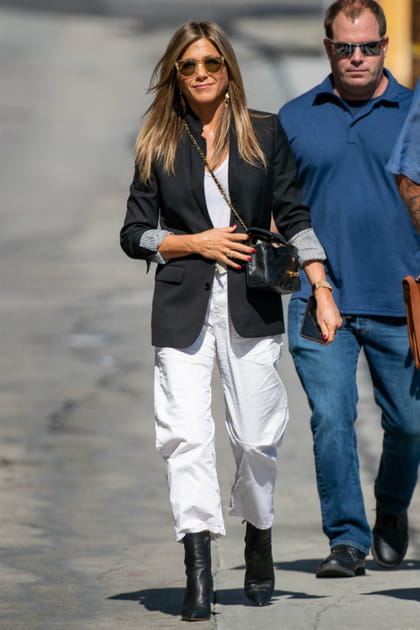 Jennifer Aniston version ville en pantalon blanc