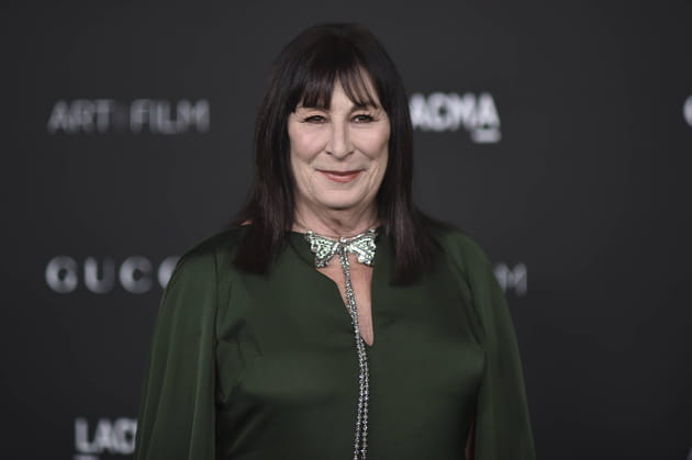 Anjelica Huston (La Famille Adams) voulait devenir bonne sœur