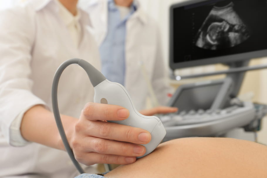 Jumeau parasite : une maman accouche d'un bébé enceinte