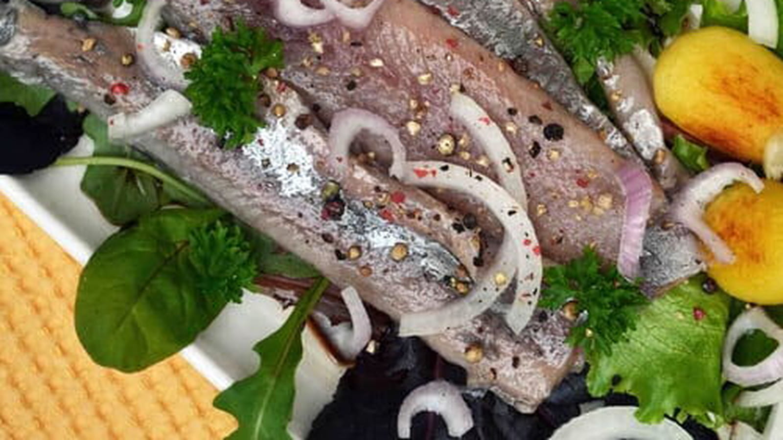 Maatjes (harengs) aux 5 baies et pommes de terre rissolées