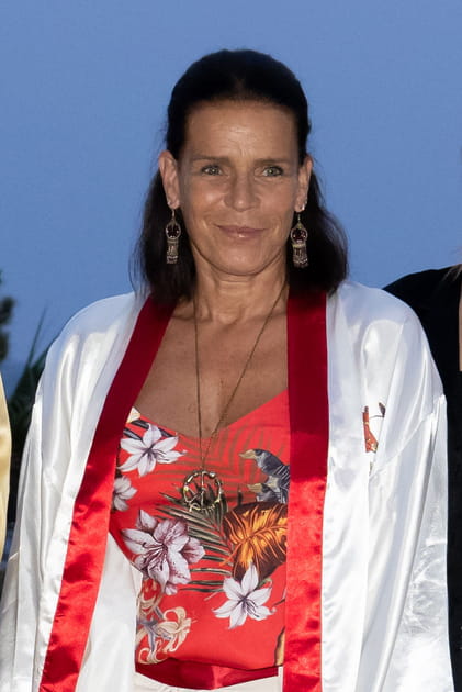 La princesse Stéphanie en rouge et blanc