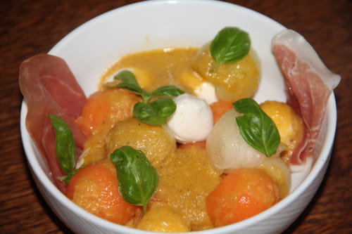 Melons Charentais et jaune au jambon et à la mozzarella, sauce aux olives