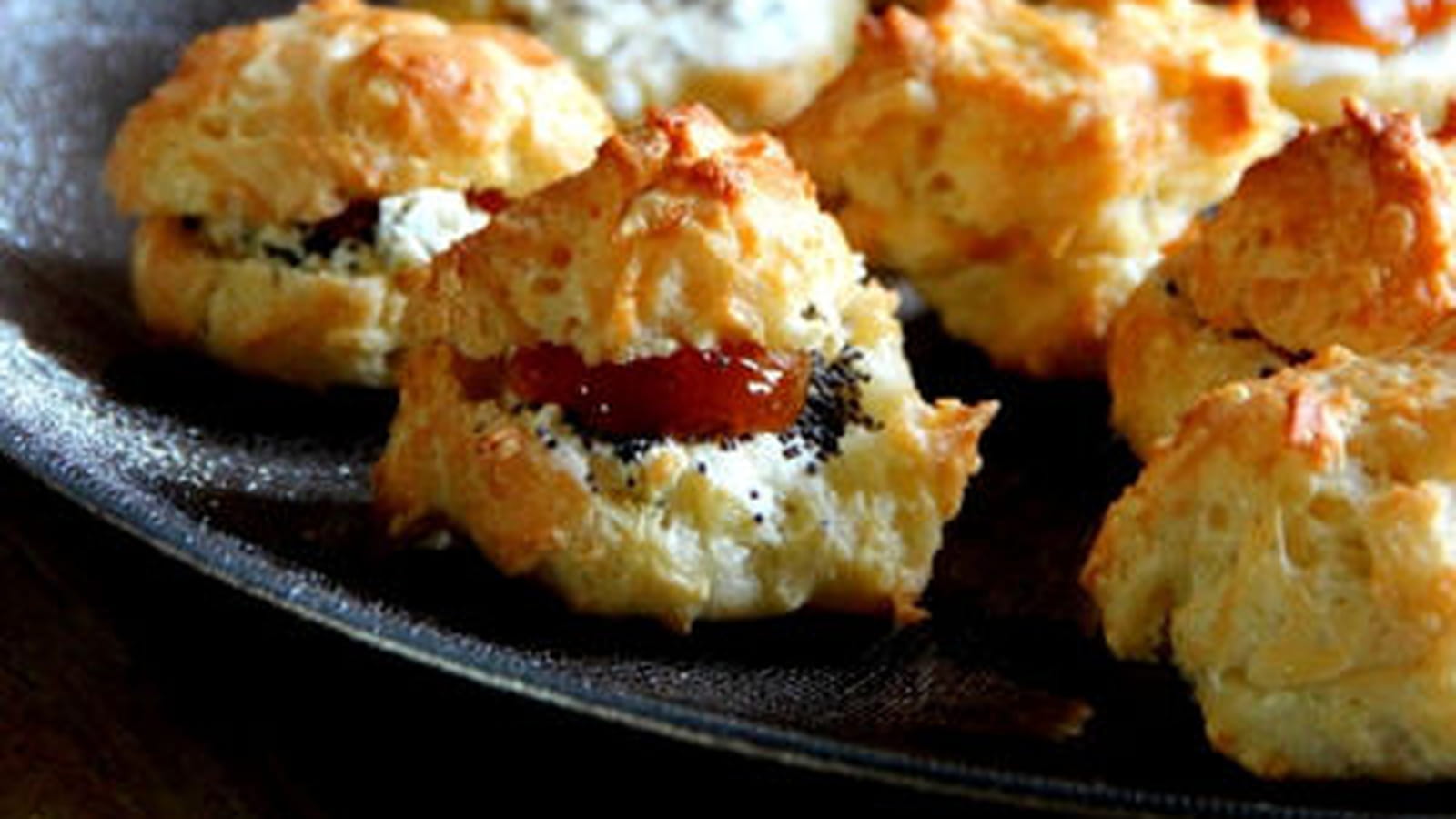  Gougères au fromage de chèvre frais et confiture de Maracuja