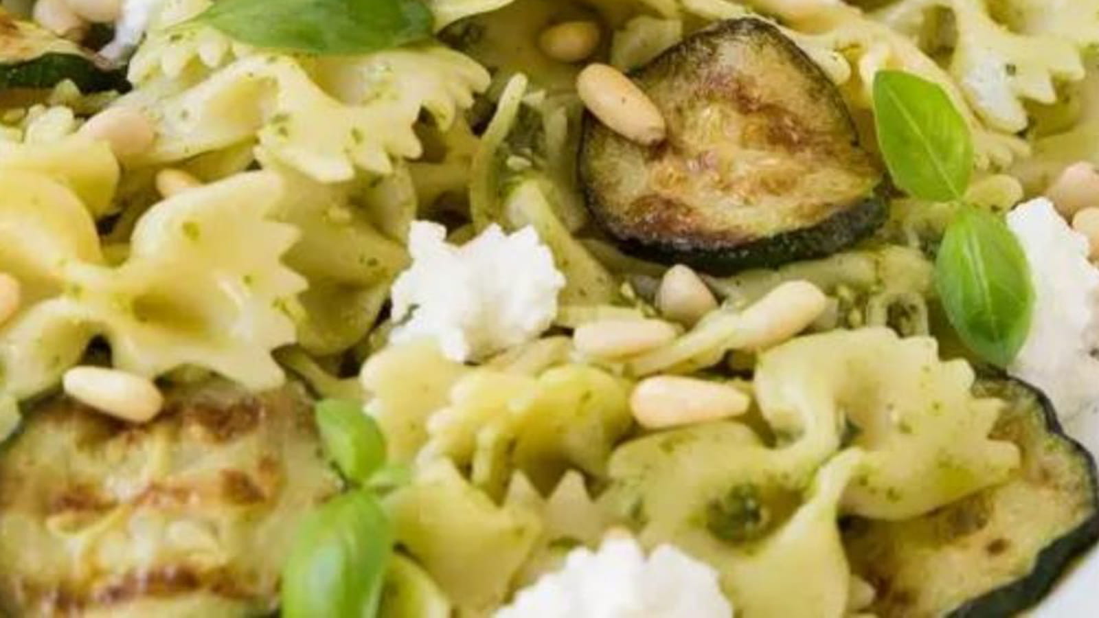 Farfalles aux courgettes, chèvre frais, pesto basilic