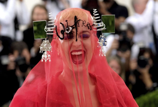 Katy Perry montre les crocs