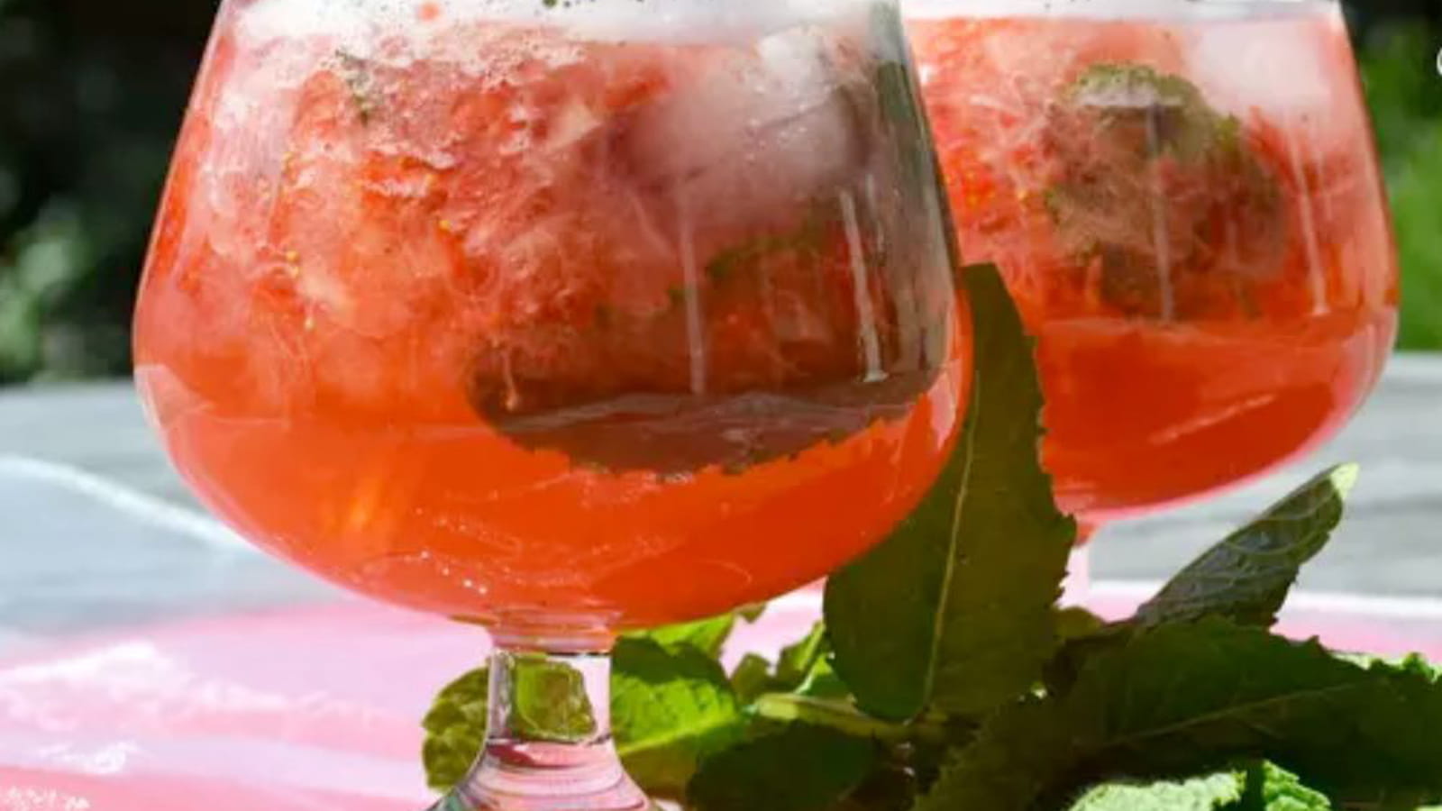 Cocktail vodka Cocktail vodka-tonic à la fraise et à la menthe