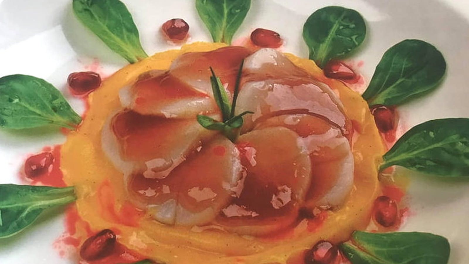 Rosace de Saint-Jacques, compotée d'oignons et patates douce, et vinaigrette au citron