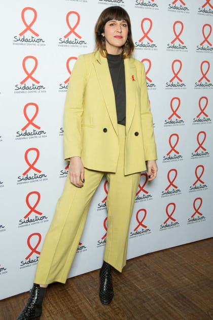 Daphné Bürki en ensemble jaune poussin