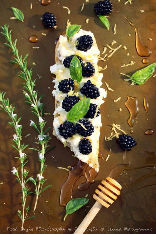 Tartine brousse fraîche de brebis et mûres