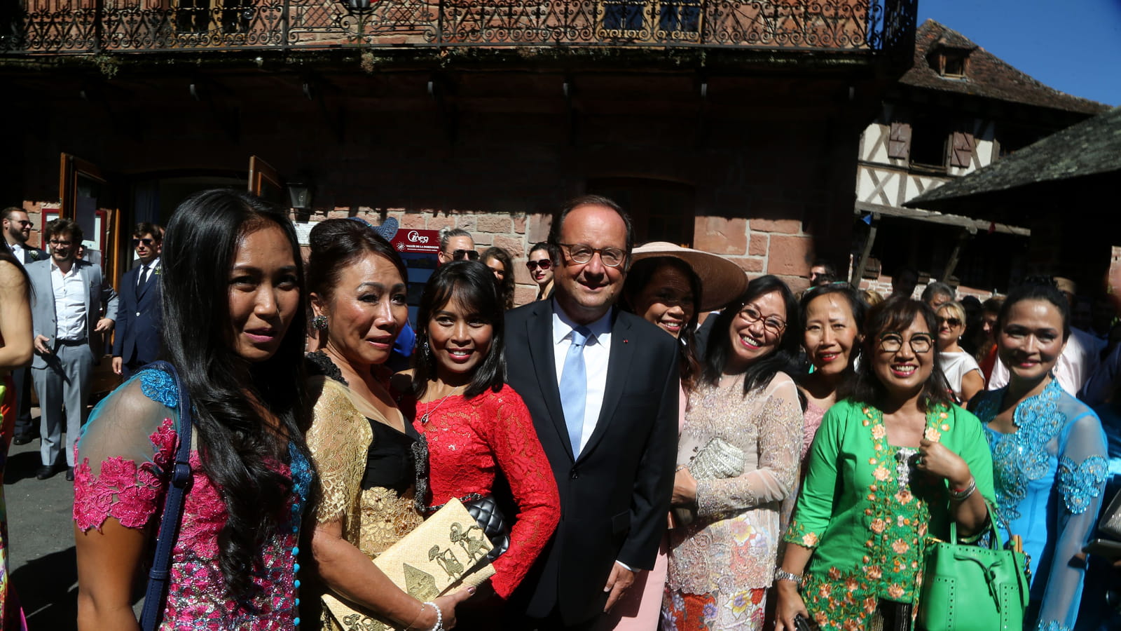 François Hollande, entouré de sa belle-famille indonésienne