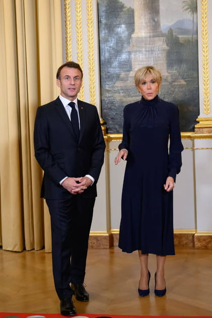 Brigitte Macron en robe mi-longue élégante