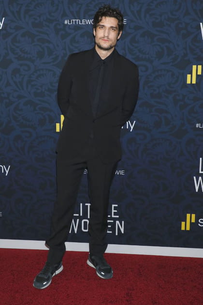 Louis Garrel en costume noir et chemise assortie