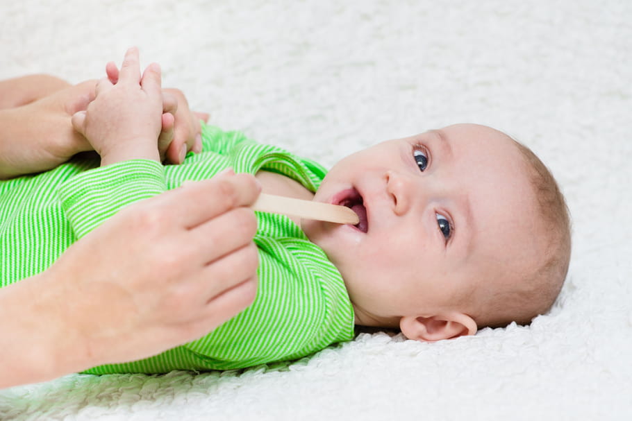 Bébé a la langue blanche : les causes possibles