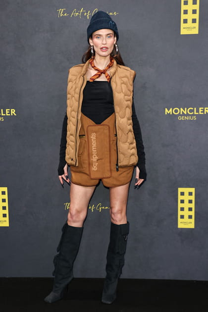 Bianca Balti en doudoune sans manches et jupe cargo au d&eacute;fil&eacute; Moncler Genius