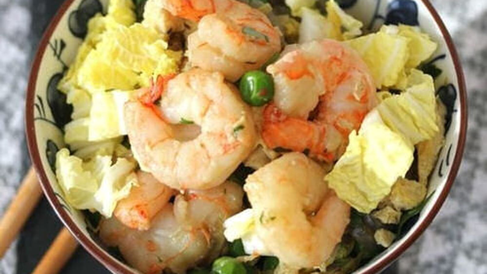 Wok de chou chinois et crevettes