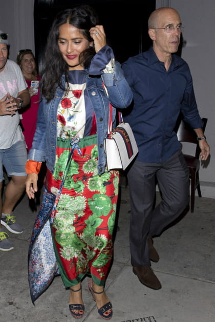 Salma Hayek version ville en tenue fleurie