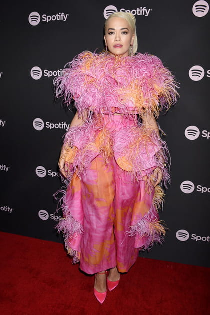 Rita Ora&nbsp;en ensemble rose et orange &agrave; plumes Marc Jacobs