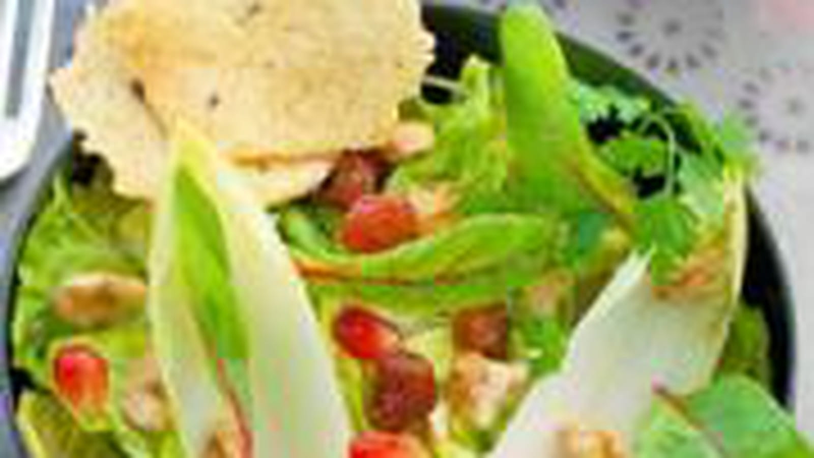 Salade mélangée et chips