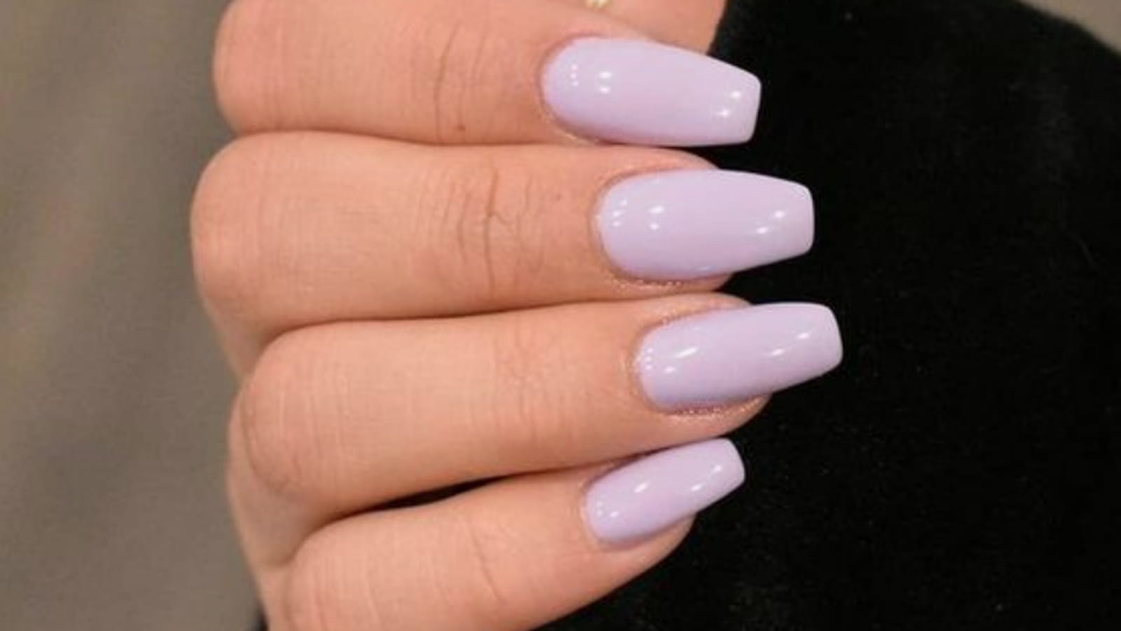 Des ongles en forme de ballerine avec du vernis lilas
