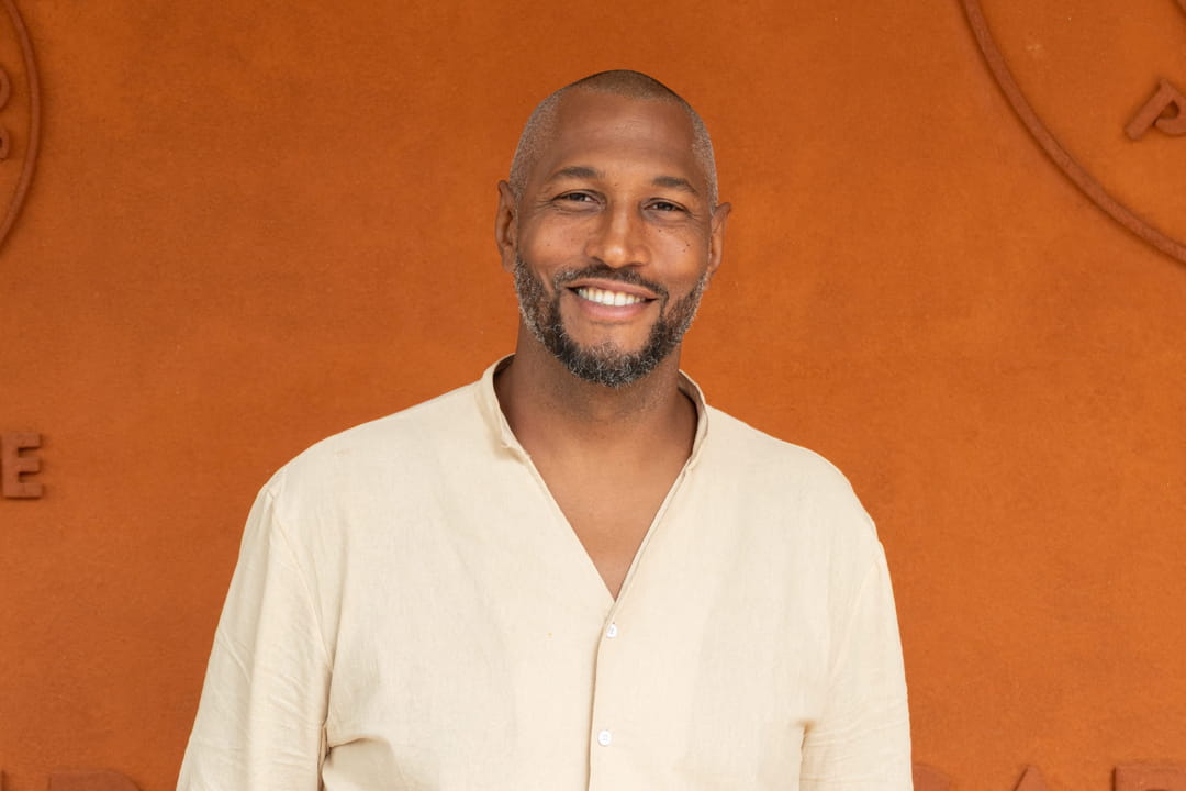 Le basketteur Boris Diaw pose tout sourire à Roland-Garros