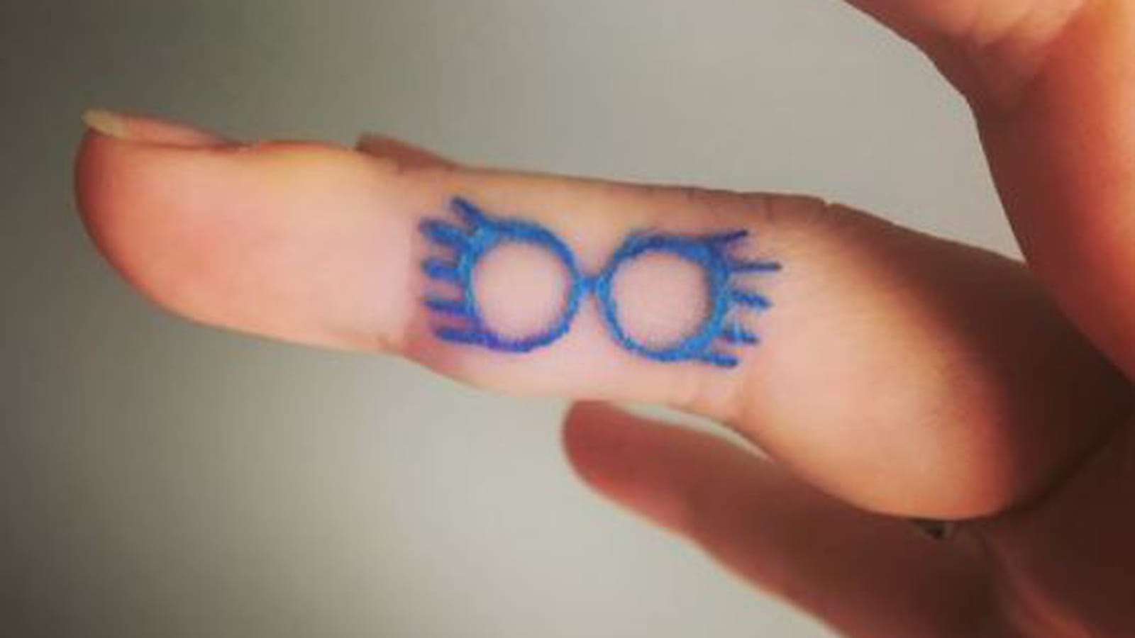 Lunettes de Luna Lovegood sur le doigt