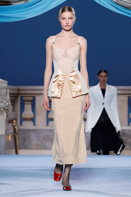 Jupe et corset nude aper&ccedil;us sur le d&eacute;fil&eacute; Tory Burch
