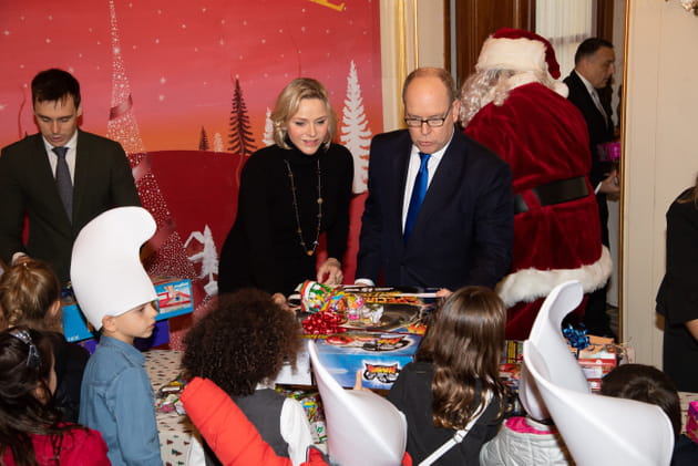 Le couple princier et Louis Ducruet à la distribution de cadeaux