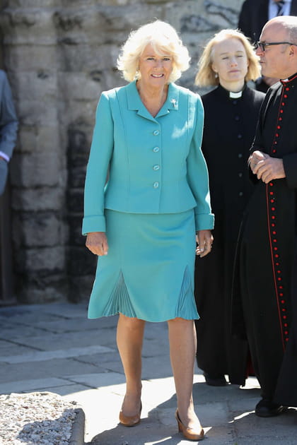Camilla Parker-Bowles en tailleur bleu vif et sandales nude