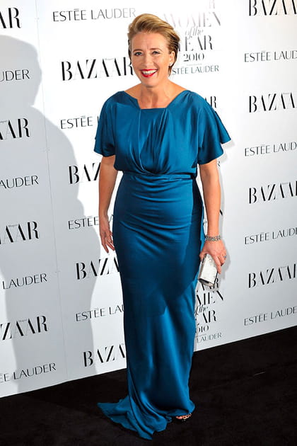 Emma Thompson en robe drapée satinée bleu canard