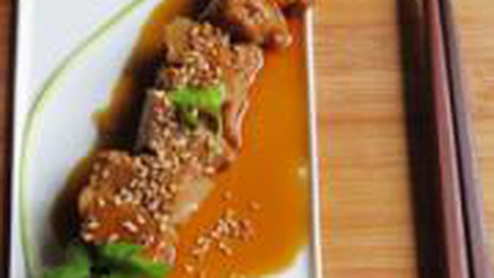 Brochettes de Seitan laqué, coriandre et sésame