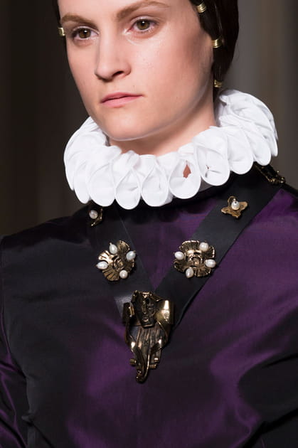 Le collier en cuir gothique du d&eacute;fil&eacute; Valentino