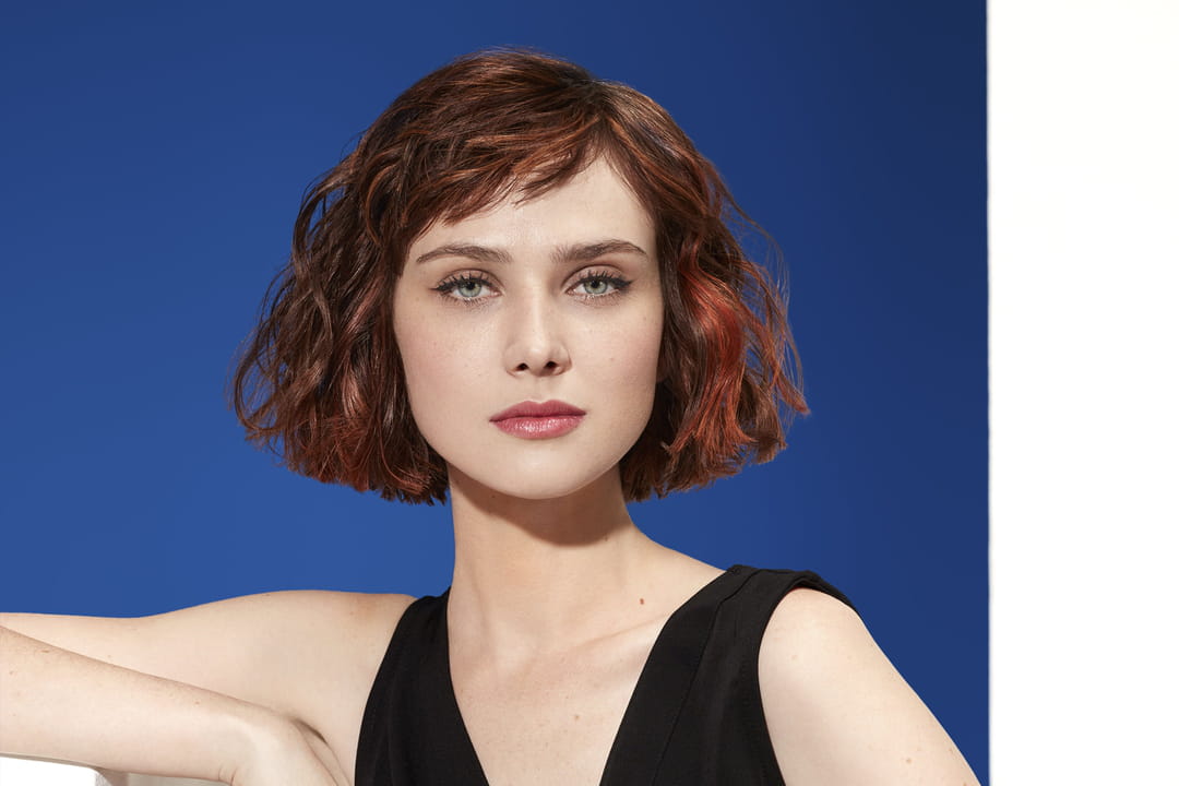 Le carré court wavy avec une mèche sur le côté
