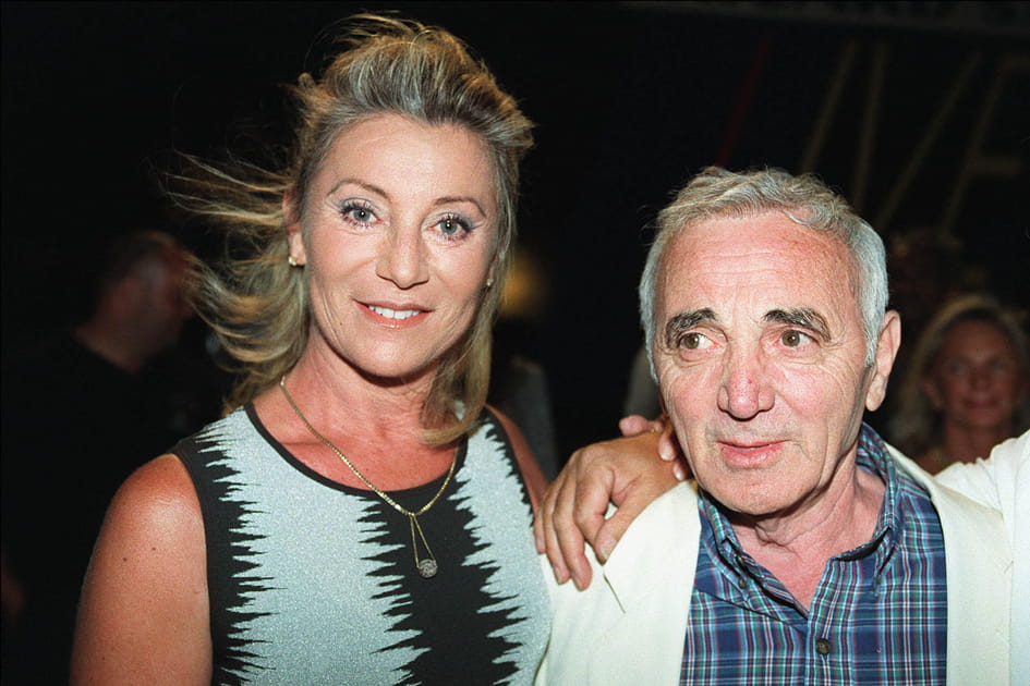 Sheila, pimpante avec son fard &agrave; paupi&egrave;res bleu