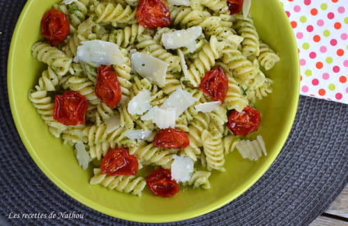 Pâtes spirelli au pesto de ciboulette basilic, tomates cerise confites et parmesan