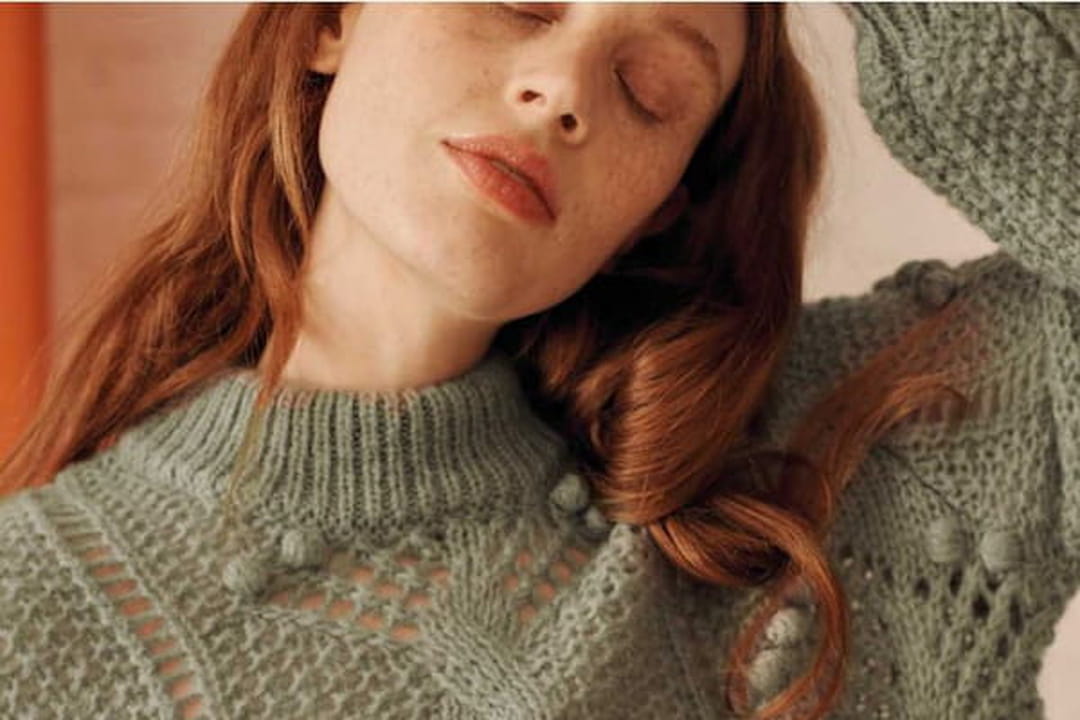 LOUISE MISHA Pull bleu en laine et alpaga avec fleurs brodés ans